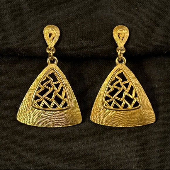 Vintage Gold Tone Clip on Earrings - Picture 2 of 8